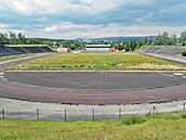 Mstský stadion v karlovarské tvrti Tuhnice ped rekonstrukcí