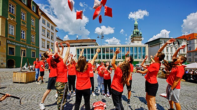 Studenti EKO gymnzia v centru Brna tancem upozorovali na potebu darovn krve.