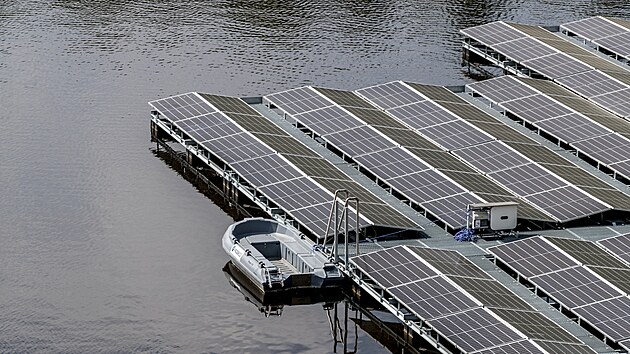 Solární elektrárna vyrostla na hladině přečerpávací stanice firmy ČEZ, která je umístěna na kopci Homole u Štěchovic. (30. května 2023)