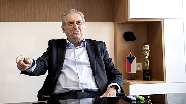 Bývalý prezident Miloš Zeman ve své kanceláři v Dejvicích. (7. června 2023)