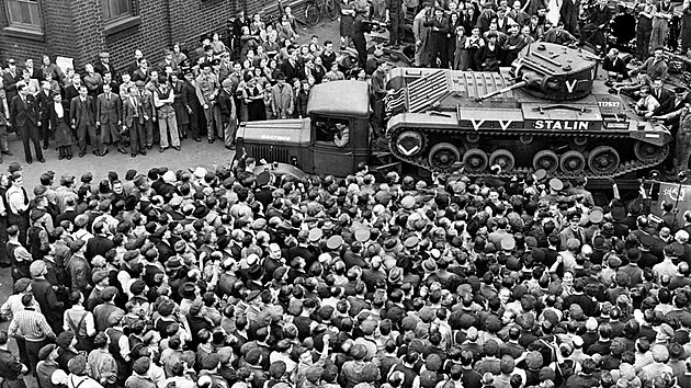Tank Valentine opoutjc brny britskho vrobnho zvodu smrem do SSSR