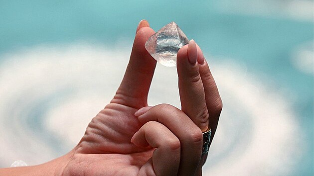 Jeden z neopracovaných diamantů, které vytěžila ruská společnost Alrosa v... Jeden z neopracovaných diamantů, které vytěžila ruská společnost Alrosa v...