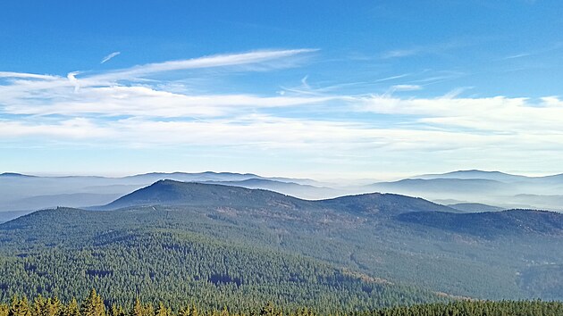 Za inverzního podzimního počasí šumavské vrcholy vykukují z mlhy.