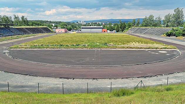 Mstsk stadion v karlovarsk tvrti Tuhnice ped rekonstrukc