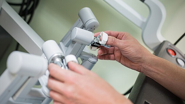 Robotický systém da Vinci lékaři ovládají za pomocí konzole.