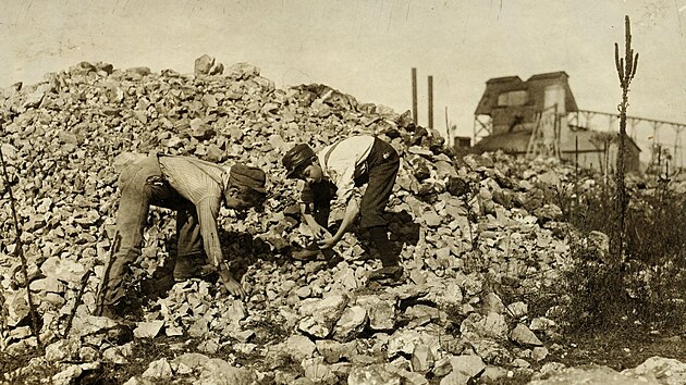 Dvanctilet chlapci vyazuj odpad ze zinkov rudy v dole v Missouri. Fotografie Lewise Hineho z roku 1910.