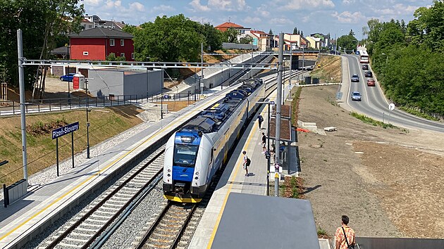 Cestujícím začala sloužit nová železniční zastávka Plzeň-Slovany. (9. 6. 2023)