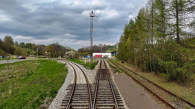 Rozdvojení tratí v Teplicích nad Metují. Kolej vlevo vede přes Adršpach do Trutnova, kolej vpravo do Meziměstí.