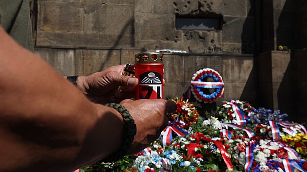 Památku československých parašutistů, kteří za druhé světové války provedli úspěšný atentát na říšského protektora Reinharda Heydricha, si v Praze připomněly stovky lidí. (18. června 2023)