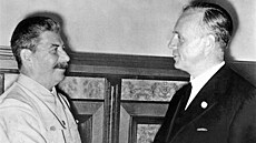 Josif Stalin a Joachim von Ribbentrop, rok 1939. Spojenectví bylo na svt.