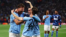 Fotbaslité Manchesteru City se radují z vítzství ve finále Ligy mistr.