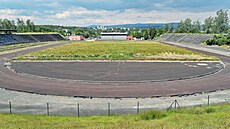 Mstský stadion v karlovarské tvrti Tuhnice ped rekonstrukcí