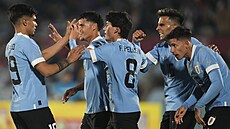 Uruguaytí fotbalisté slaví gól.