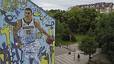 Nikola Joki v dresu Denver Nuggets na zdi své bývalé koly v srbském Somboru