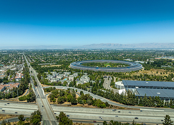 Letecký pohled na kampus spolenosti Apple v kalifornském Cupertinu (31. srpna...