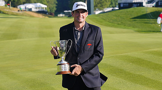 Americký golfista Keegan Bradley s trofejí pro vítze turnaje Travelers...
