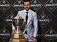 Erik Karlsson ze San Jose s Norris Trophy  pro nejlepího obránce NHL.