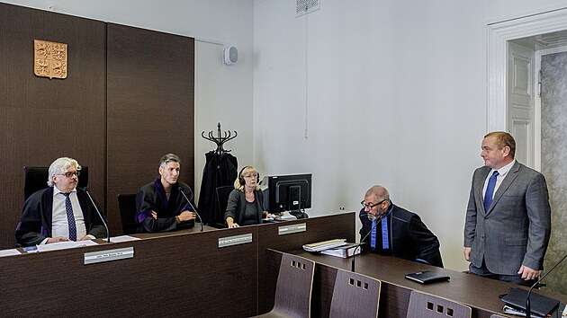 Zdenk Blahut (prvn vpravo), kter el obalob z podvodu a zneuit pravomoci v souvislosti s hospodaenm rozvdky, u soudu. (7. listopadu 2022)