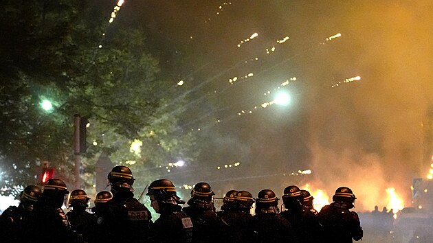 Střet policejních sil s mladými lidmi v Nanterre u Paříže. Úterní smrt sedmnáctiletého Naela policií při dopravní kontrole na pařížském předměstí Nanterre vyvolala celonárodní znepokojení a rozsáhlé zprávy rozhořčení a soustrasti. Ministr vnitra Gerald Darmanin uvedl, že přes noc bylo nasazeno 1 200 policistů a ve středu jich bude v pařížském regionu a v okolí dalších velkých měst nasazeno 2 000, aby "udržovali pořádek". (29. června 2023)