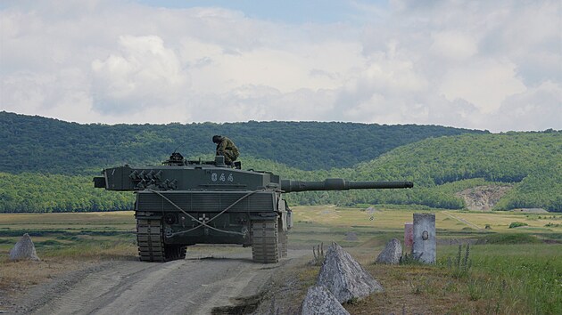 Tank Leopard 2A4 na střelnici v Př&aacute;slavic&iacute;ch. Ve sv&yacute;ch &uacute;trob&aacute;ch pojme dva druhy munice, celkově pak stovky kilogramů smrt&iacute;c&iacute;ch střel.