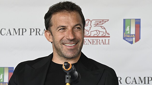 Legendrn italsk tonk Alessandro Del Piero pedstavil v Praze fotbalov kemp pro dti ze znevhodnnho prosted.