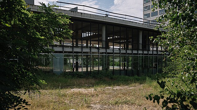 Nedostavěná budova s názvem Nová Palmovka se již roky tyčí nad neméně „půvabným“ dopravním uzlem, kde se kříží všechny druhy MHD.