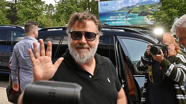 Prvn z hvzdnch host filmovho festivalu, herec Russell Crowe, picestoval do Karlovch Var. (28. ervna 2023)