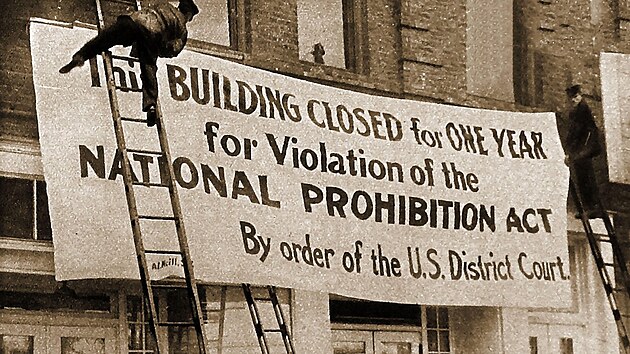 Americk ady vyvuj plakt s upozornnm na uzaven budovy kvli poruen zkona o nrodn prohibici. Snmek z roku 1922.