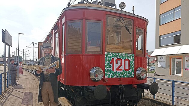 Zvláštní vlak vedený historickým elektrickým vozem Elinka ze sbírek Národního technického muzea vyrazil k oslavám 120 let tratě Tábor-Bechyně. Někteří cestující jeli v dobových kostýmech.