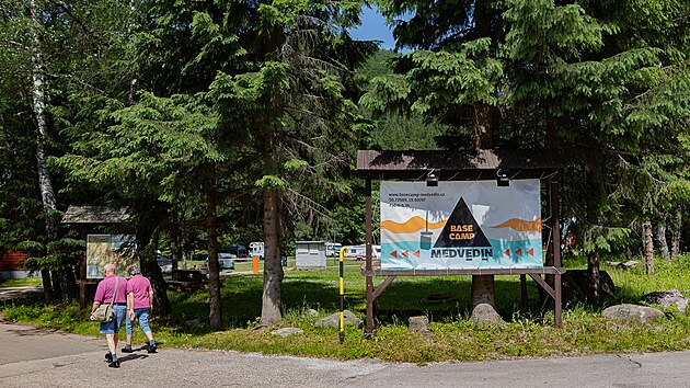 Base Kemp Medvědín leží ve výšce 750 metrů nad mořem.