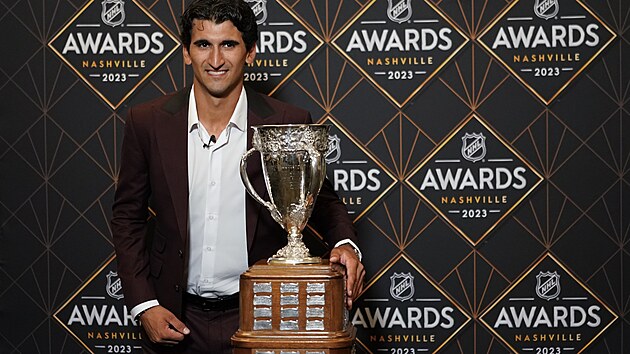 Matty Beniers ze Seattlu s Calder Memorial Trophy pro nejlepšího nováčka NHL.