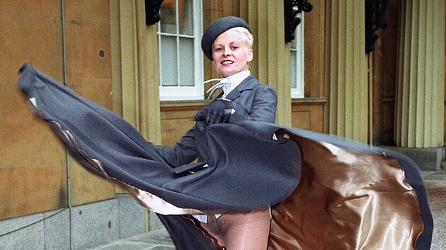 V roce 1992 se Vivienne Westwoodov postarala o to, aby cel svt vdl, e si ke krlovn nevzala spodn prdlo.