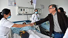 Kolumbijský prezident Gustavo Petro zdraví oetovatelku dtí, které peily...