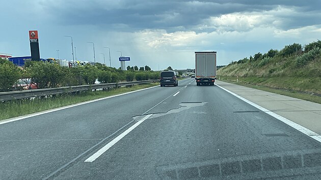 Na dálnici D5 u Nýřan se rozpadá i mikrokoberec, kterým před lety dálničáři prodlužovali životnost původní betonové dálnice. Na dálnici ho nastříkali, aby uzavřeli praskliny v betonu. (16. června 2023)