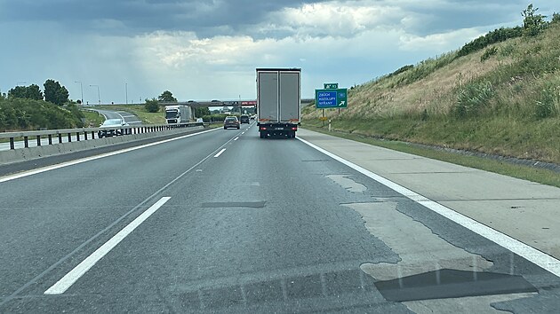 Na dálnici D5 u Nýřan se rozpadá i mikrokoberec, kterým před lety dálničáři prodlužovali životnost původní betonové dálnice. Na dálnici ho nastříkali, aby uzavřeli praskliny v betonu. (16. června 2023)