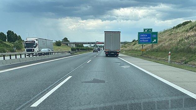 Na dálnici D5 u Nýřan se rozpadá i mikrokoberec, kterým před lety dálničáři prodlužovali životnost původní betonové dálnice. Na povrch ho nastříkali, aby uzavřeli praskliny v betonu. V některých místech se rozpadá, někde je už záplatovaný. (16. června 2023)