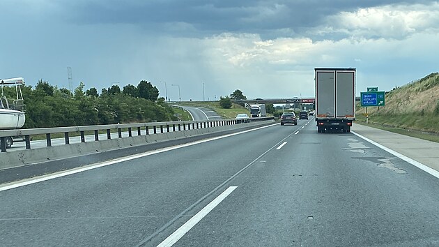 Na dálnici D5 u Nýřan se rozpadá i mikrokoberec, kterým před lety dálničáři prodlužovali životnost původní betonové dálnice. Na povrch ho nastříkali, aby uzavřeli praskliny v betonu. V některých místech se rozpadá, někde je už záplatovaný. (16. června 2023)