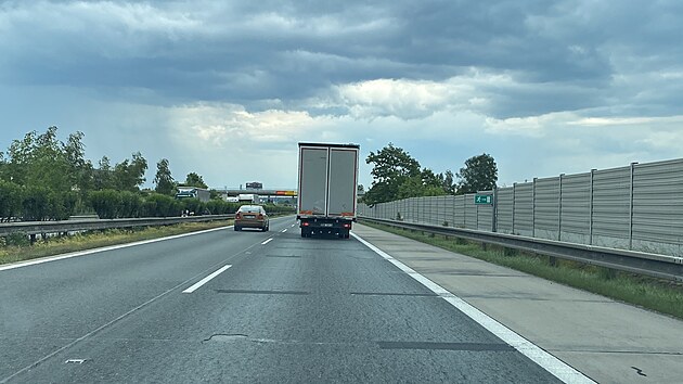 Na dálnici D5 u Nýřan se rozpadá i mikrokoberec, kterým před lety dálničáři prodlužovali životnost původní betonové dálnice. Na povrch ho nastříkali, aby uzavřeli praskliny v betonu. V některých místech se rozpadá, někde je už záplatovaný. (16. června 2023)