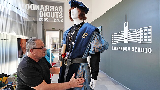 Instalace výstavy Barrandov Studio – 90 let od první klapky v Galerii umění Karlovy Vary