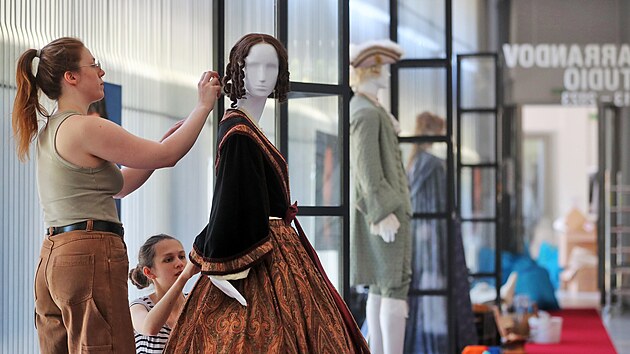 Instalace výstavy Barrandov Studio – 90 let od první klapky v Galerii umění Karlovy Vary