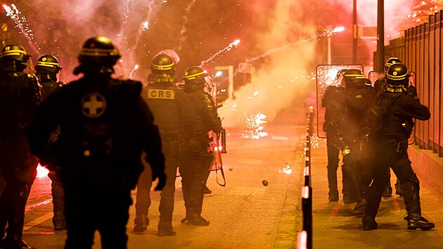 V Nanterre na pedmst Pae se opt stetli protestujc s polici kvli smrti sedmnctiletho mladka. (29. ervna 2023)
