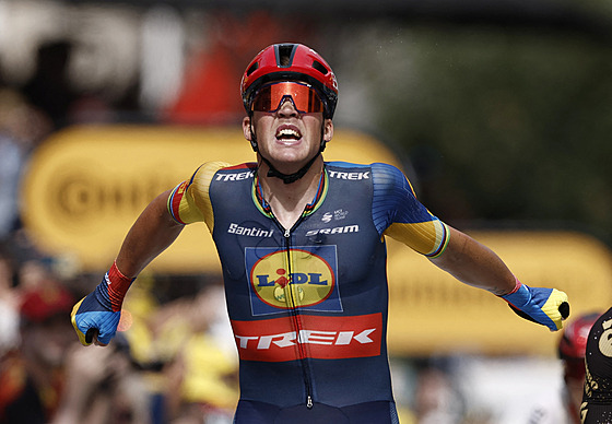 Mads Pedersen oslavuje výhru v osmé etap Tour de France