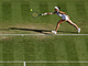 Belinda Bencicov se natahuje po balonku v osmifinle Wimbledonu proti...