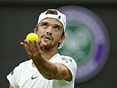 eský tenista Tomá Machá se chystá servírovat v prvním kole Wimbledonu.
