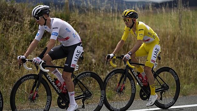 Prbn ldr Tour de France Adam Yates (ve lutm) se veze za svm kolegou, kter je ldrem tmu UAE, Tadejem Pogaarem.