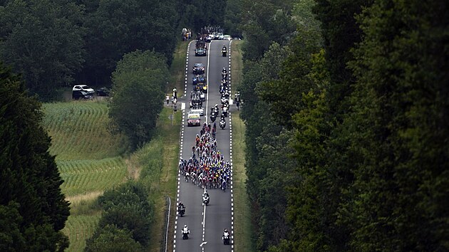 Cyklistick peloton bhem 4. etapy Tour de France