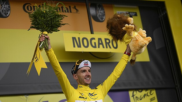 Ldr celkovho poad Adam Yates z UAE po tvrt etap Tour de France