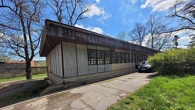 Sochař Tomáš Dostál alias Bosambo vytvořil v bývalé tělocvičně v areálu zámku v Doksech expozici soch z písku.