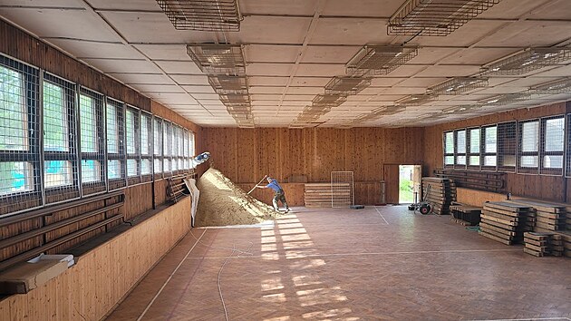 Sochař Tomáš Dostál alias Bosambo vytvořil v bývalé tělocvičně v areálu zámku v Doksech expozici soch z písku.