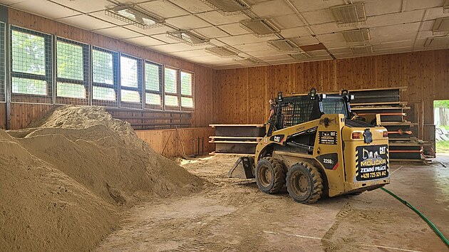 Sochař Tomáš Dostál alias Bosambo vytvořil v bývalé tělocvičně v areálu zámku v Doksech expozici soch z písku.